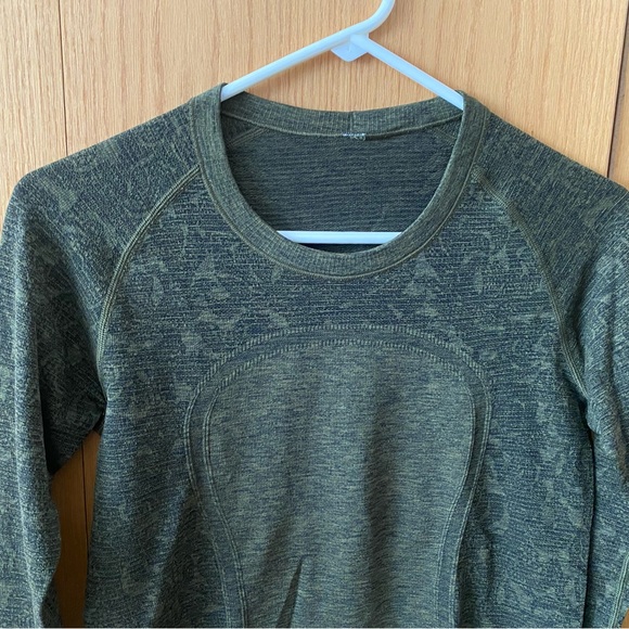 Lululemon long sleeve shirt, beautiful pattern of flowers. Olive green, like new - Picture 2 of 12